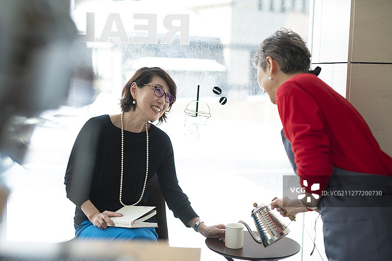 店员接待老顾客图片素材