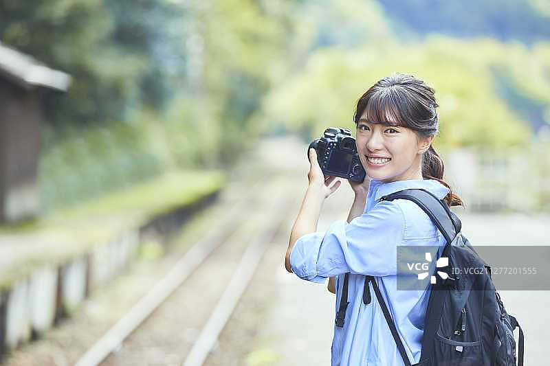 在京都旅行的年轻日本女人图片素材
