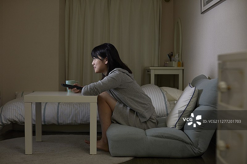 在自己家里的年轻日本女人图片素材