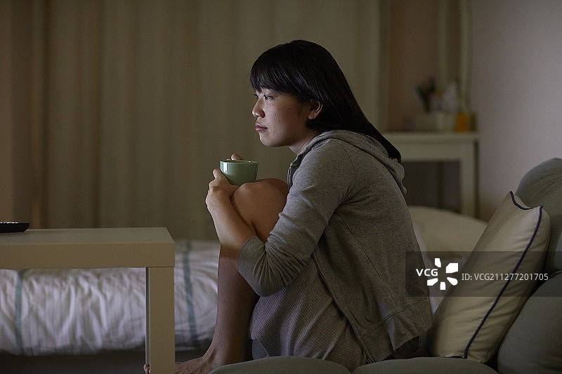 在自己家里的年轻日本女人图片素材