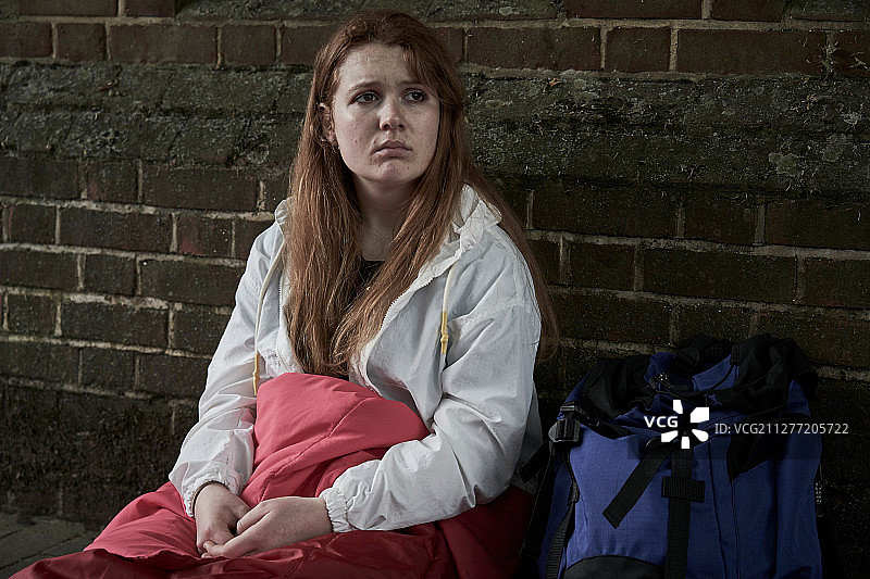 在街头睡觉的脆弱少女图片素材