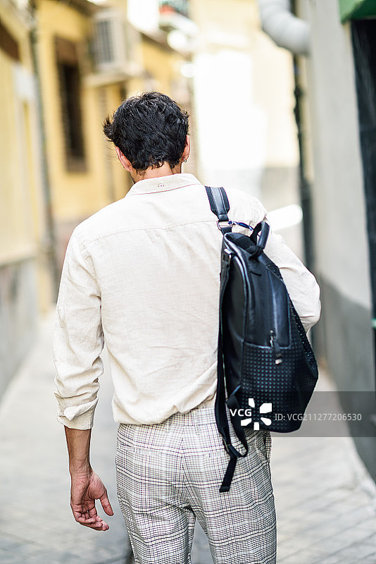 年轻男人在西班牙格拉纳达街头观光图片素材