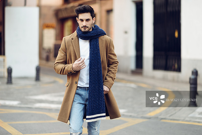 街头穿冬装的年轻男人图片素材