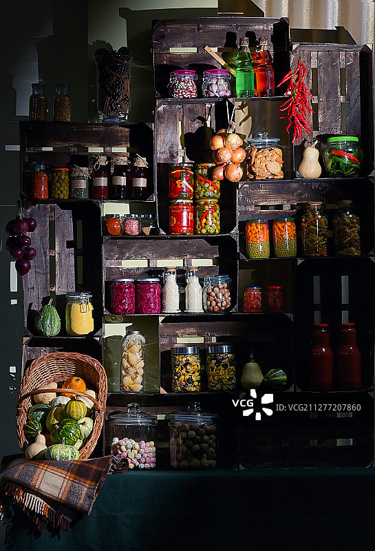 秋季食品储藏室与腌制蔬菜罐子图片素材
