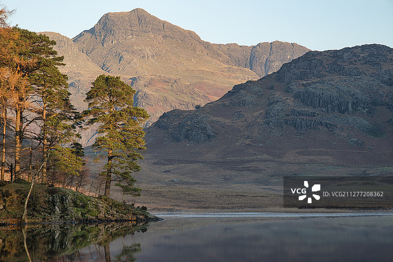 Lake District中Blea Tarn上迷人的秋季日出，远处是High Raise和The Langdales图片素材