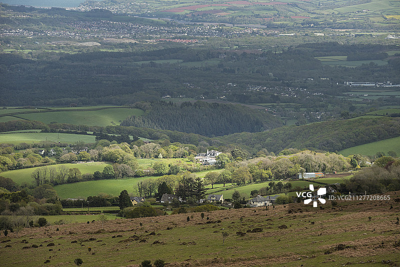 美丽的春季风景图片，从德文郡达特穆尔国家公园观看图片素材