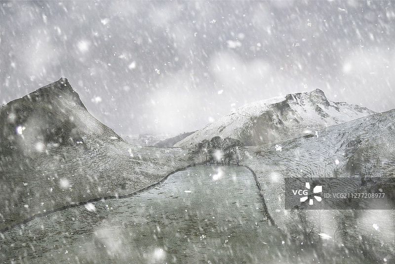 英格兰峰区克罗姆山和帕克豪斯山雪景图片素材