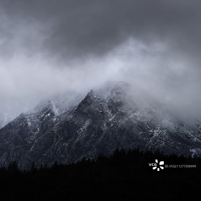 斯诺多尼亚山区Pen Yr Ole Wen山雪景的壮丽细节图像图片素材