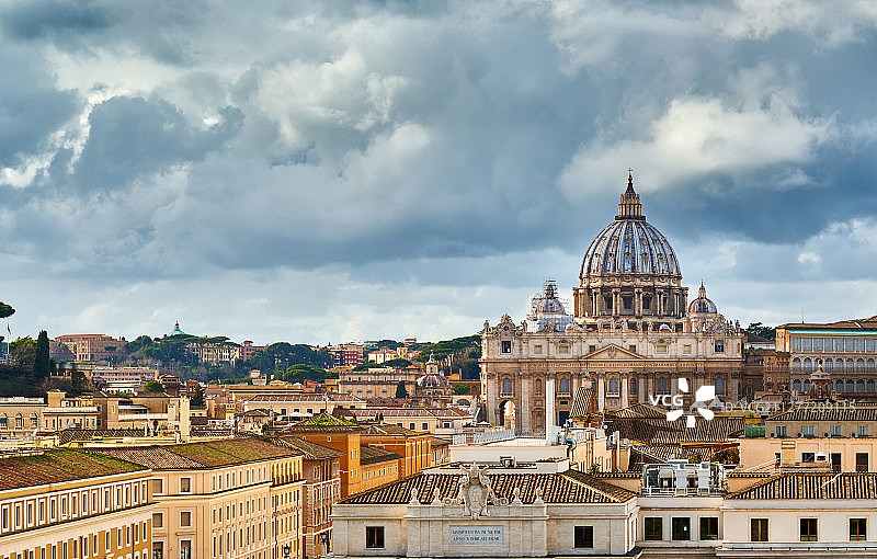 从意大利罗马圣天使堡眺望梵蒂冈圣彼得大教堂图片素材