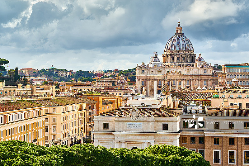 从意大利罗马圣天使堡眺望梵蒂冈圣彼得大教堂图片素材