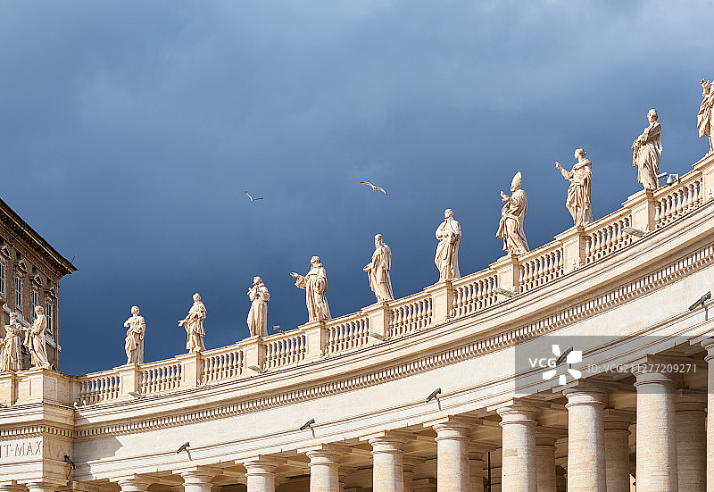 梵蒂冈圣彼得广场的柱子和雕塑细节图片素材
