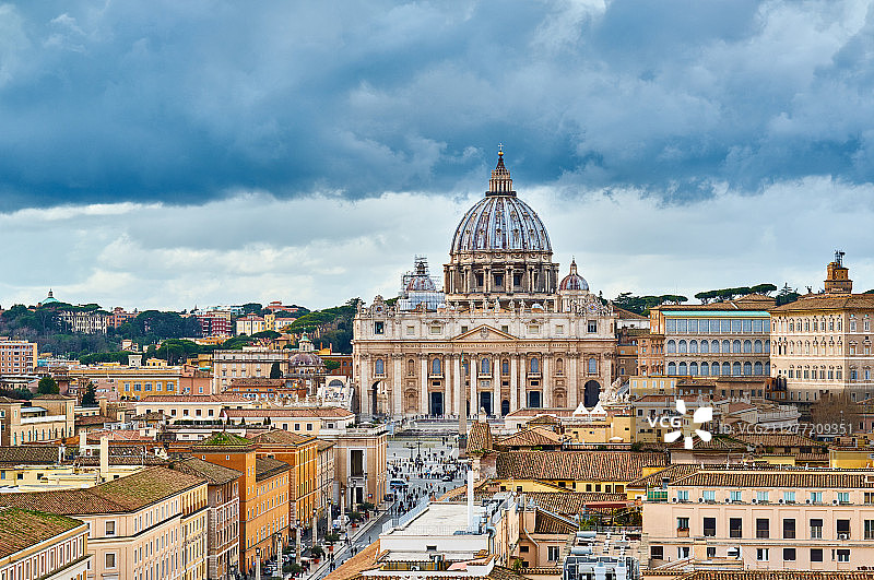 从意大利罗马圣天使堡眺望梵蒂冈圣彼得大教堂图片素材