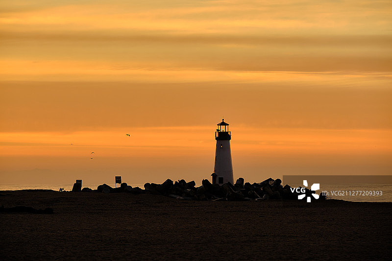 日出时分的圣克鲁斯防波堤灯塔（沃尔顿灯塔），美国加利福尼亚州太平洋沿岸图片素材