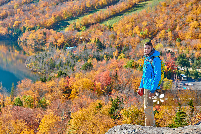 秋天时，背包客在艺术家崖徒步旅行。眺望回声湖。弗兰科尼亚峡口州立公园的秋色，美国新罕布什尔州白山国家森林图片素材