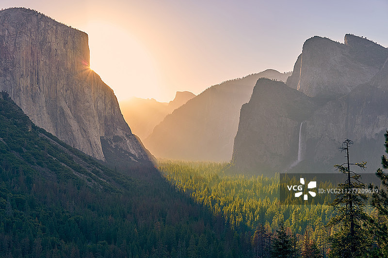 美国加州，隧道观景点日出景观下的约塞米蒂国家公园山谷图片素材