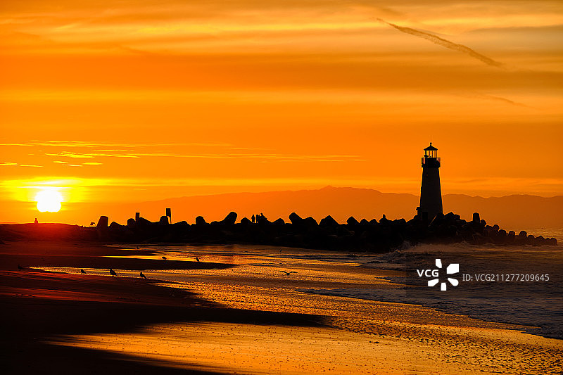 日出时分的圣克鲁斯防波堤灯塔（沃尔顿灯塔），美国加利福尼亚州太平洋沿岸图片素材
