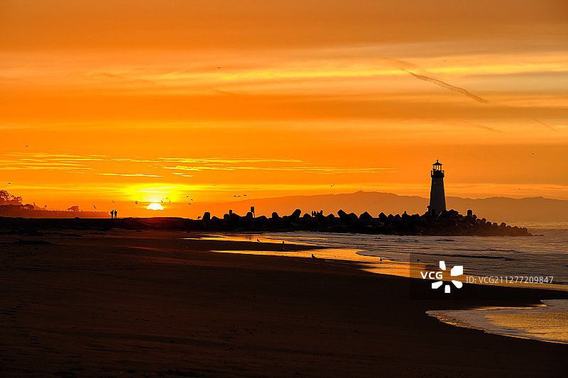 日出时分的圣克鲁斯防波堤灯塔（沃尔顿灯塔），美国加利福尼亚州太平洋沿岸图片素材