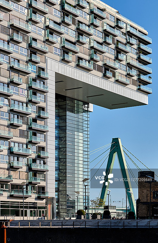 科隆城市景观：莱茵河畔的科隆起重机房建筑群图片素材