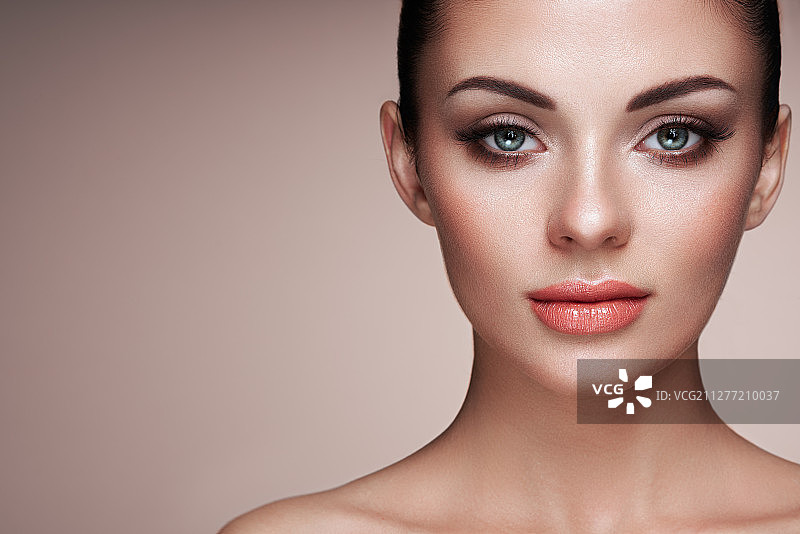 佩戴超长假睫毛的美丽女人，睫毛嫁接，化妆品，美容护肤图片素材