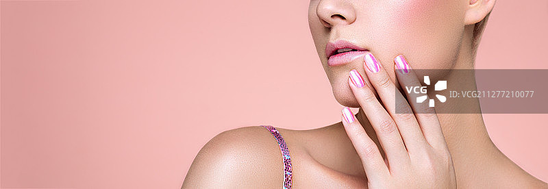 妆容美甲精致的女人，粉色嘴唇和指甲，时尚照片图片素材
