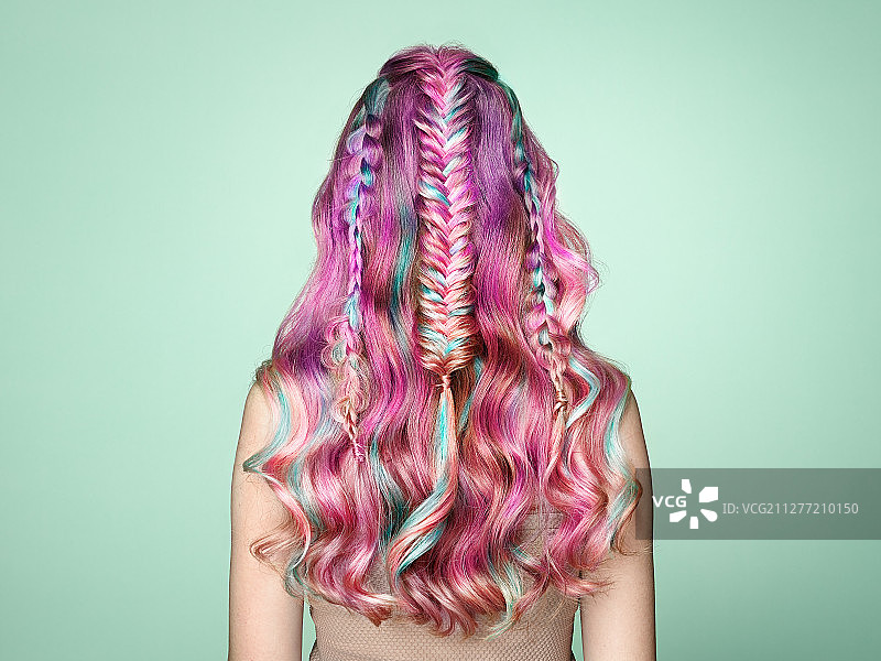 染彩色头发的时尚美女模特，发型完美，发质健康，彩虹发型图片素材