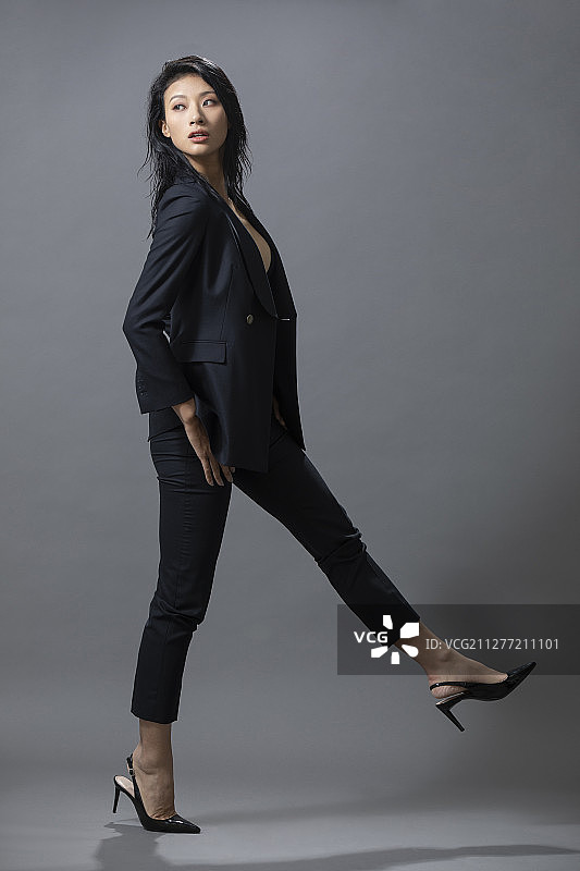 年轻女士身穿西服图片素材