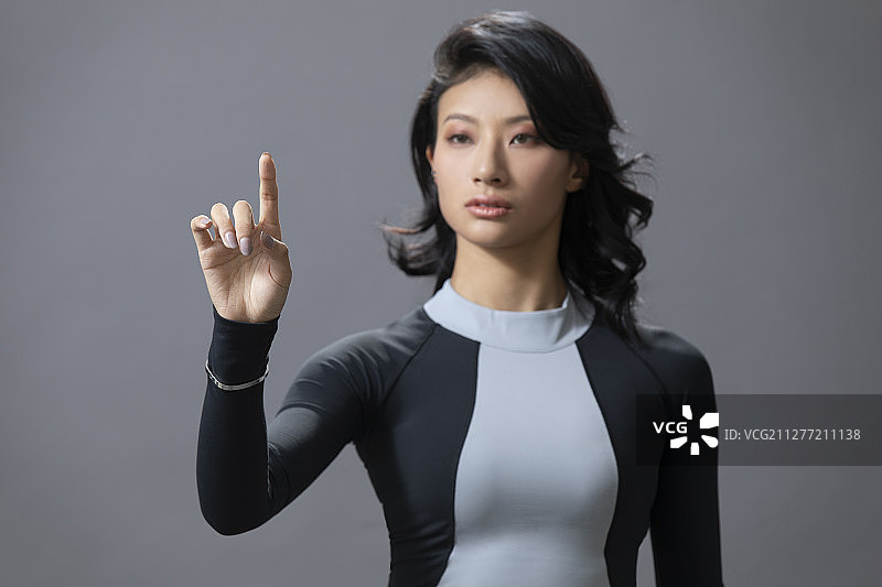 年轻女士操作虚拟屏幕图片素材