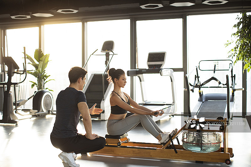 年轻女士上私教课图片素材