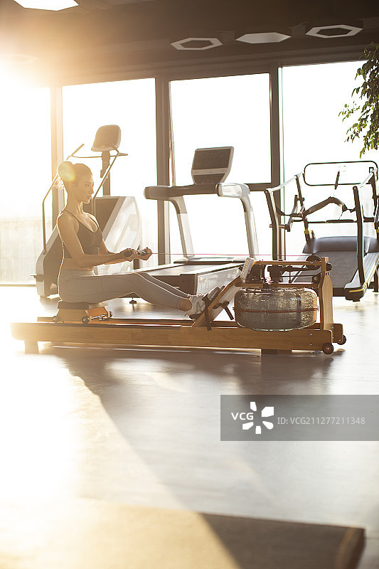 年轻女士在健身房健身图片素材