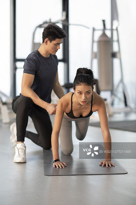 年轻女士上私教课图片素材