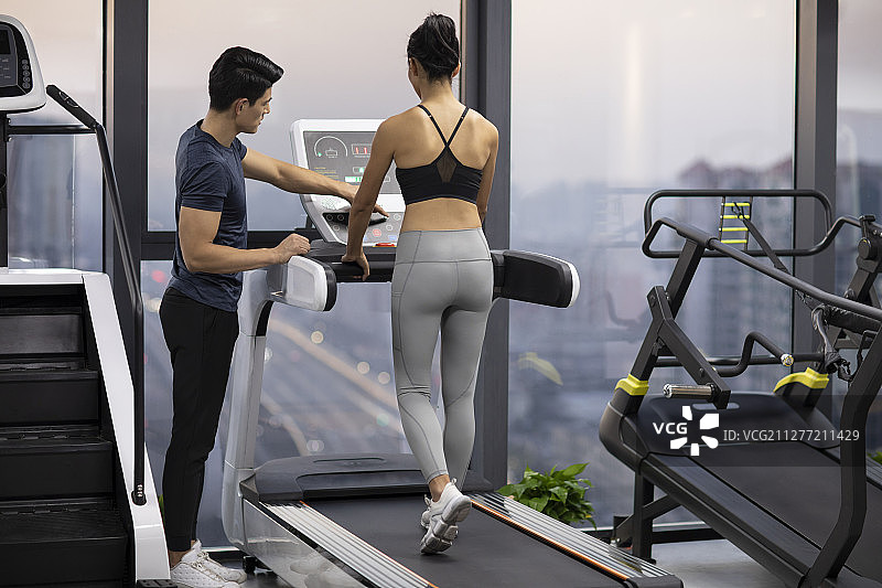 年轻女士上私教课图片素材