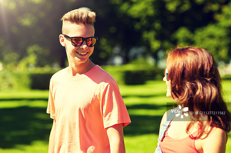 夏季公园情侣漫步图片素材