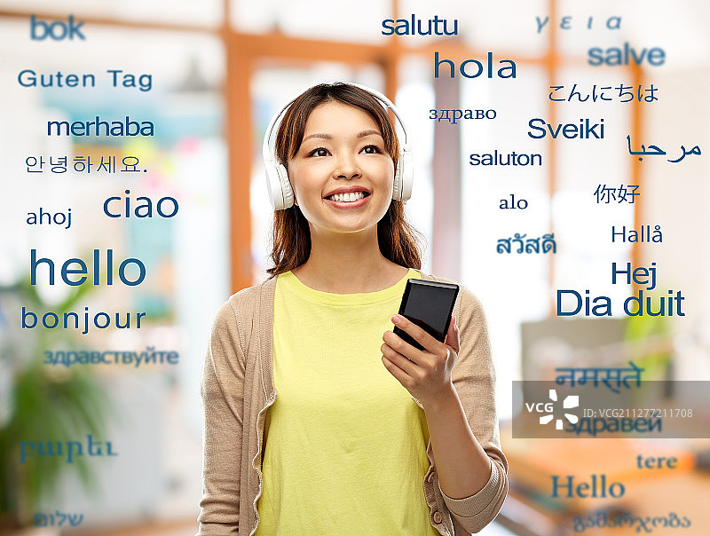 教育、交流与技术概念 - 亚洲女性戴耳机听音乐图片素材