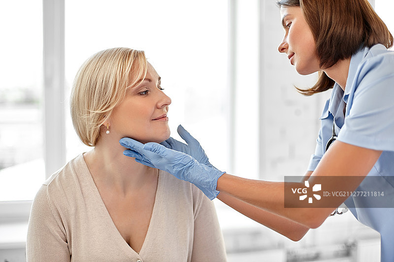 医疗检查概念：医生在医院检查病人扁桃体图片素材