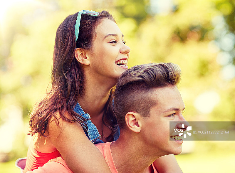 假期，爱情主题：在夏日公园里玩耍的青少年情侣图片素材