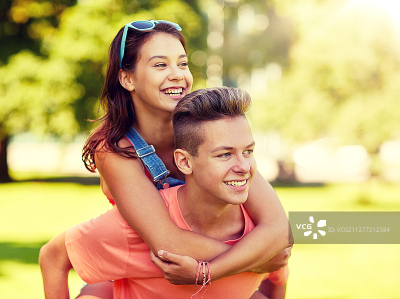 假期，爱情主题：在夏日公园里玩耍的青少年情侣图片素材