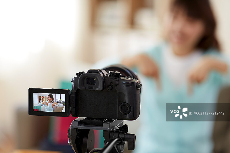 亚洲女性博主录制购物视频博客图片素材