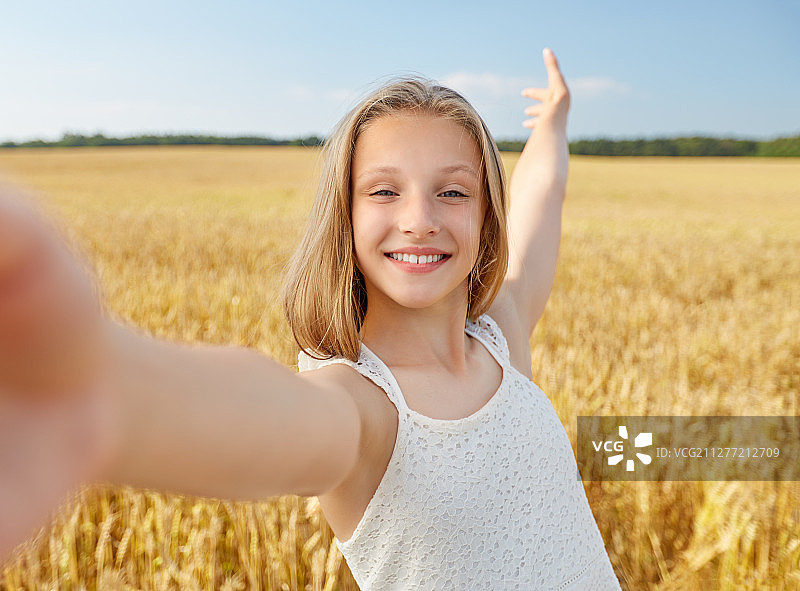 夏日麦田自拍的快乐女孩图片素材