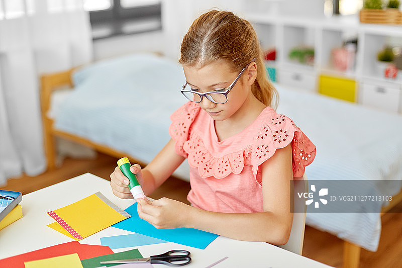 儿童创意手工：制作贺卡图片素材