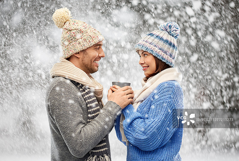 圣诞节情侣雪地拥抱图片素材