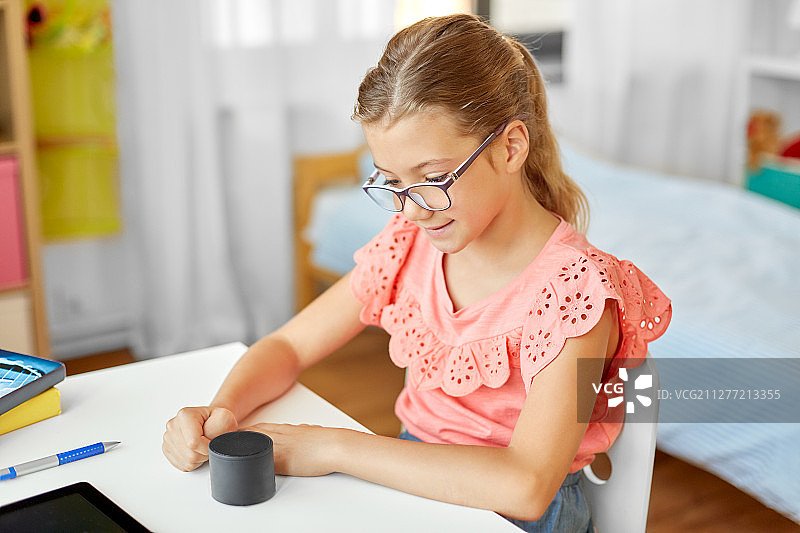 儿童教育科技概念：学生在家使用智能音箱图片素材