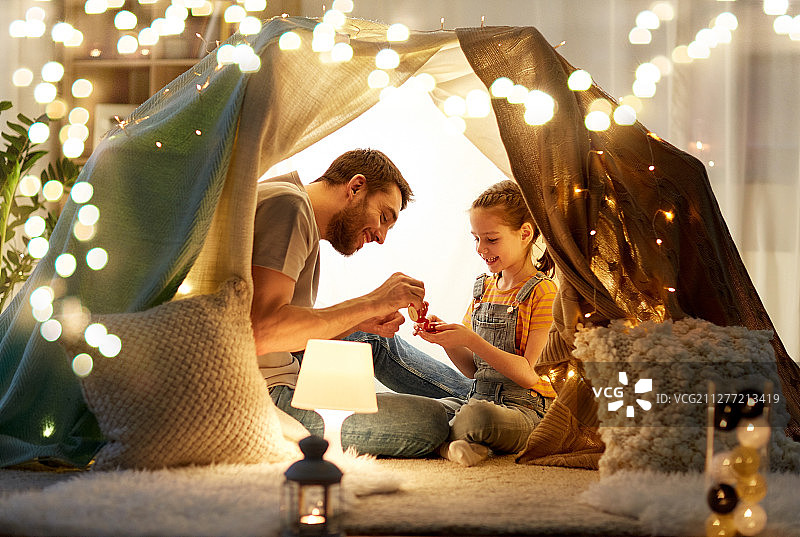 家庭：快乐的父女在帐篷里玩茶话会图片素材