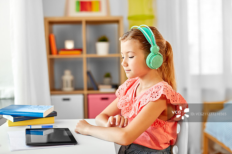 儿童教育科技概念：在家使用平板电脑的学生图片素材