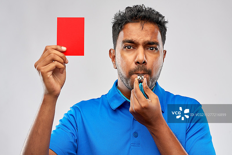 体育赛事：印度裁判吹口哨并出示红牌图片素材