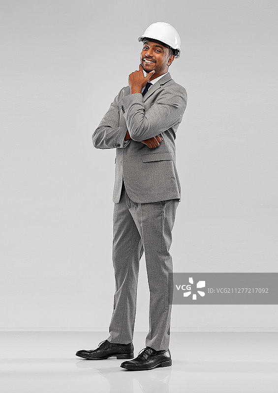 建筑施工行业概念：头戴安全帽的印度男建筑师图片素材