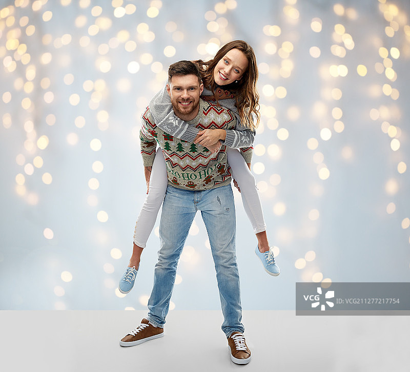 圣诞主题派对：情侣在节日灯光背景下合影图片素材