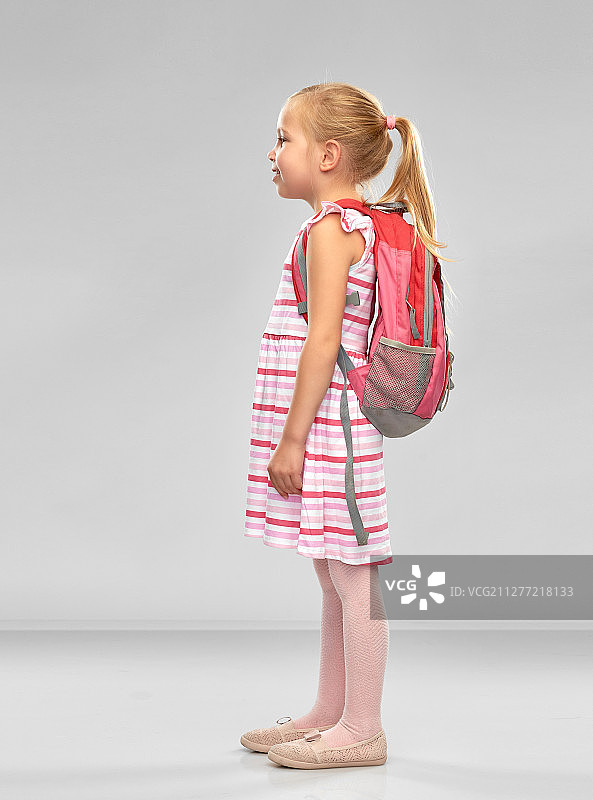 童年、教育与人物概念：快乐的女学生背着书包图片素材