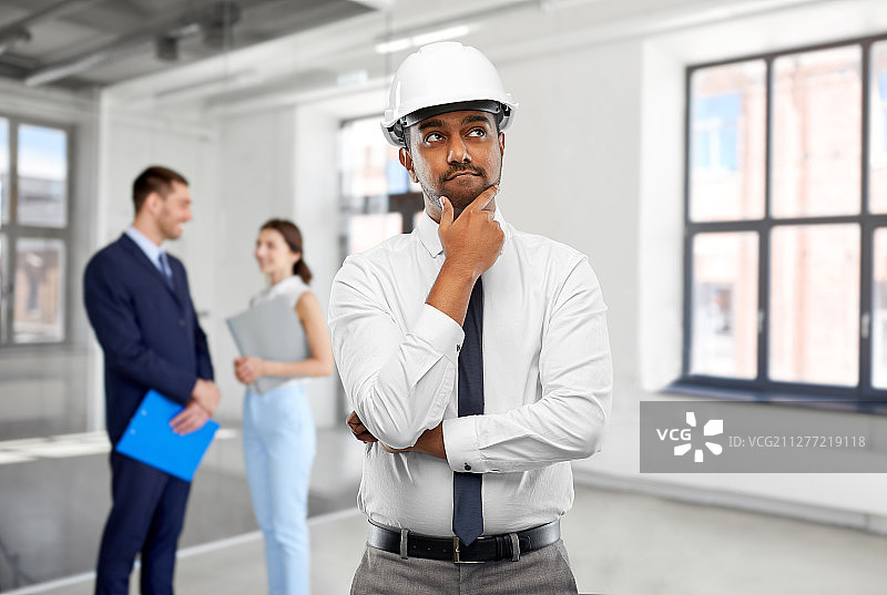 戴头盔的印度男建筑师在办公室思考图片素材