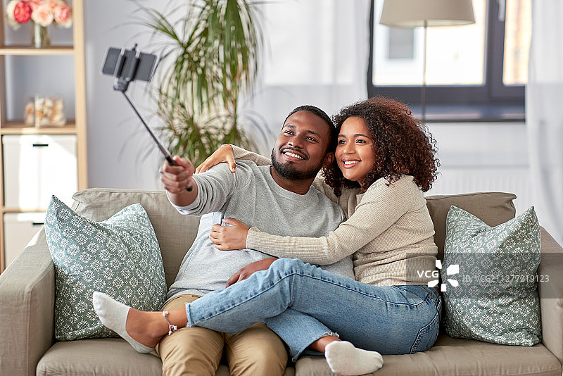 幸福的非洲裔美国夫妇在家自拍图片素材