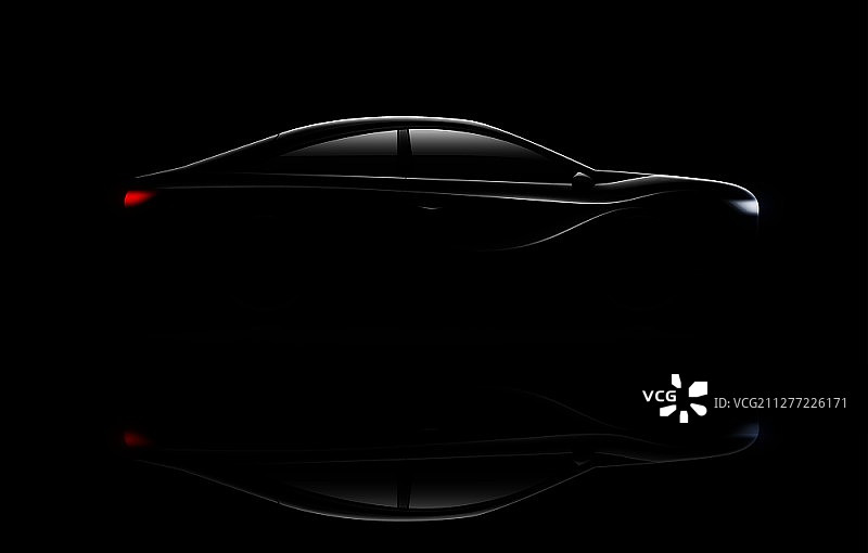 黑暗中亮着大灯和尾灯的豪华轿车图片素材